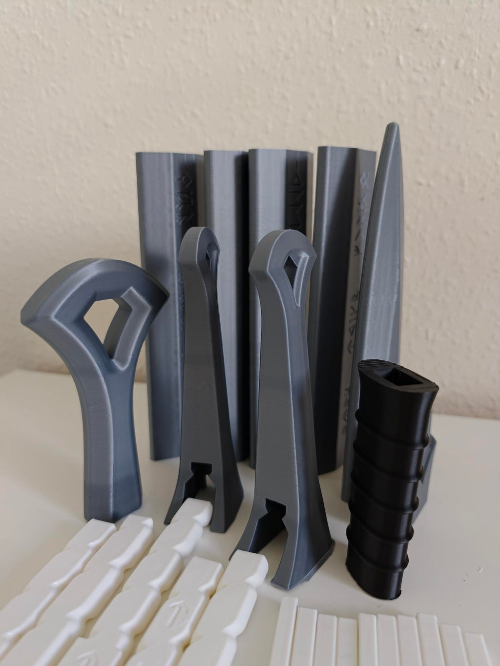 3D Printed Lord ot the Rings Andúril Sword Kit – Screw Assembly – Full Colour -