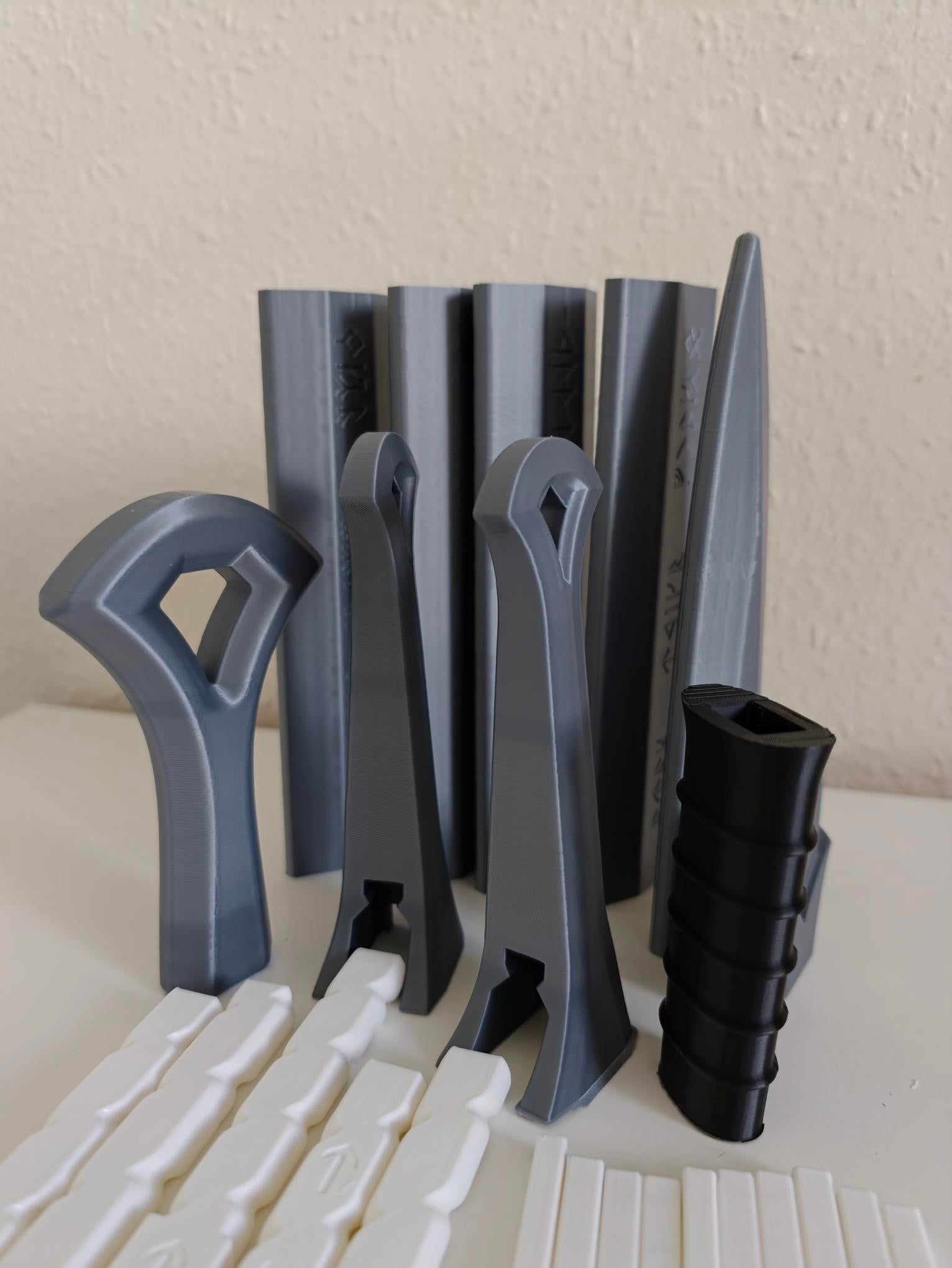 3D Printed Lord ot the Rings Andúril Sword Kit – Screw Assembly – Full Colour -